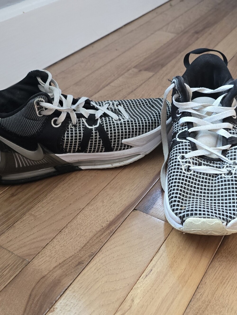 Men's Nike Black and White Grid Running Shoes